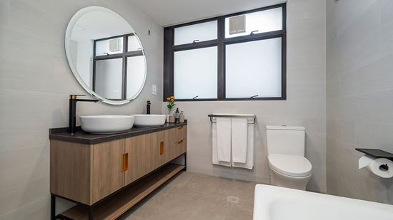 two-bedroom-premier_bathroom-overview