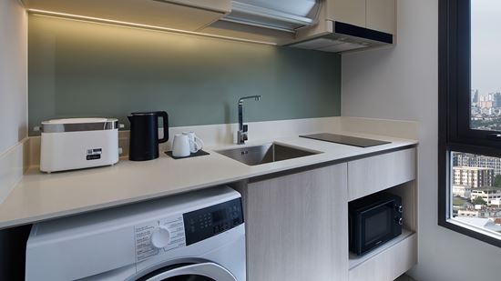 grand-deluxe-one-bedroom-loft-plus_kitchen