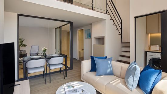 grand-deluxe-one-bedroom-loft-plus_living-and-dining