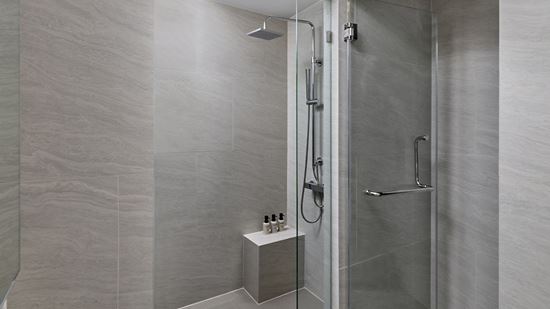 grand-deluxe-two-bedroom-loft-corner_bathroom